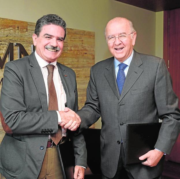 Faustino Herrero (i), presidente de Cruz Roja en Murcia, y Carlos Egea, presidente de la Fundación Cajamurcia, tras la firma del convenio.
