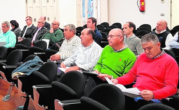 Los representantes de los regantes del Campo de Cartagena en la reunión ayer.