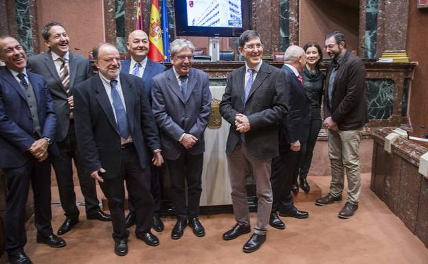 El consejero de Salud, Manuel Villegas, con su equipo, este martes, en la Asamblea.