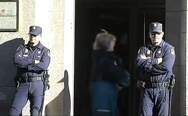 La Policía, a la entrada del Idescat.