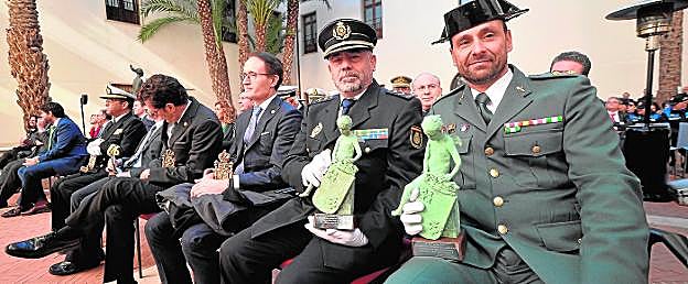 En primer plano, el fiscal Superior, José Luis Díaz Manzanera; el jefe superior de Policía Nacional, Cirilo Durán, y el teniente coronel jefe de operaciones de la Guardia Civil, Diego Mercader, en San Esteban, tras recibir los premios en el aniversario de la Constitución.