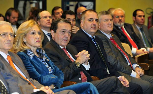 Galería. El presidente de la Croem, en el centro, junto a otros invitados al acto de entrega.