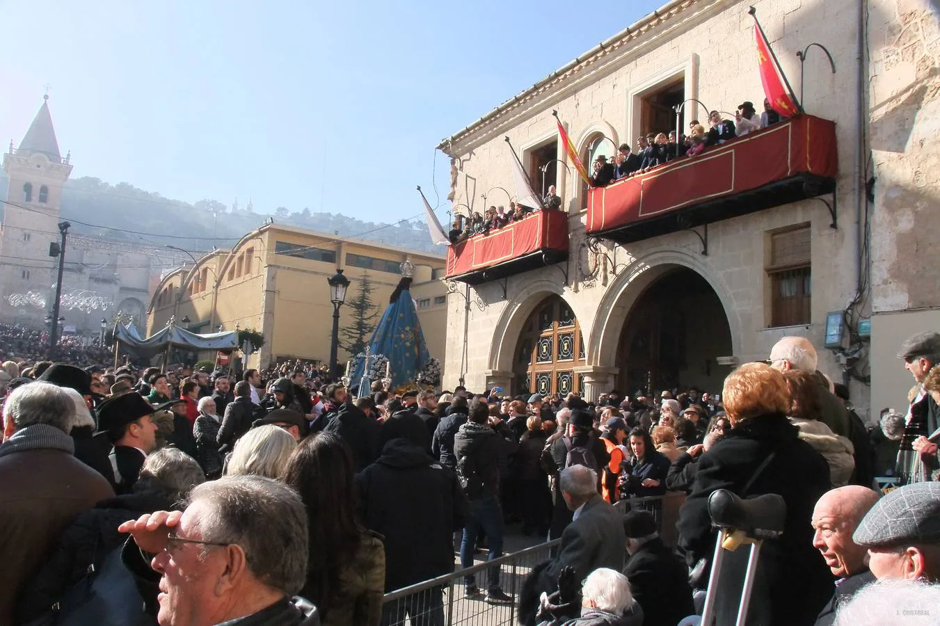 La ciudad amanece inundada por la fiesta, tras el paseo, ayer, de las figuras y el juramento de la nueva bandera de la compañía Martín Soriano