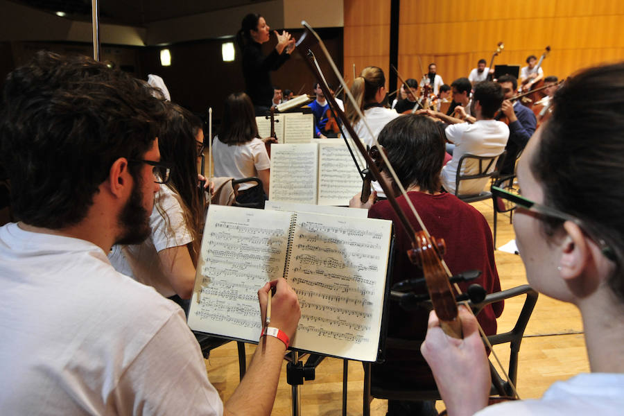 El conjunto se reúnepor primera vez bajo la batuta de Virginia Martínez para preparar su concierto de presentación 