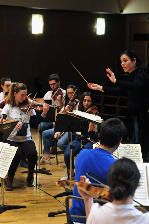 El conjunto se reúnepor primera vez bajo la batuta de Virginia Martínez para preparar su concierto de presentación 