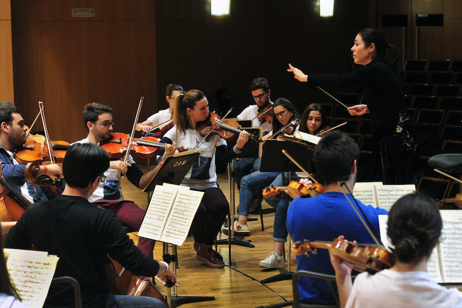 El conjunto se reúnepor primera vez bajo la batuta de Virginia Martínez para preparar su concierto de presentación 