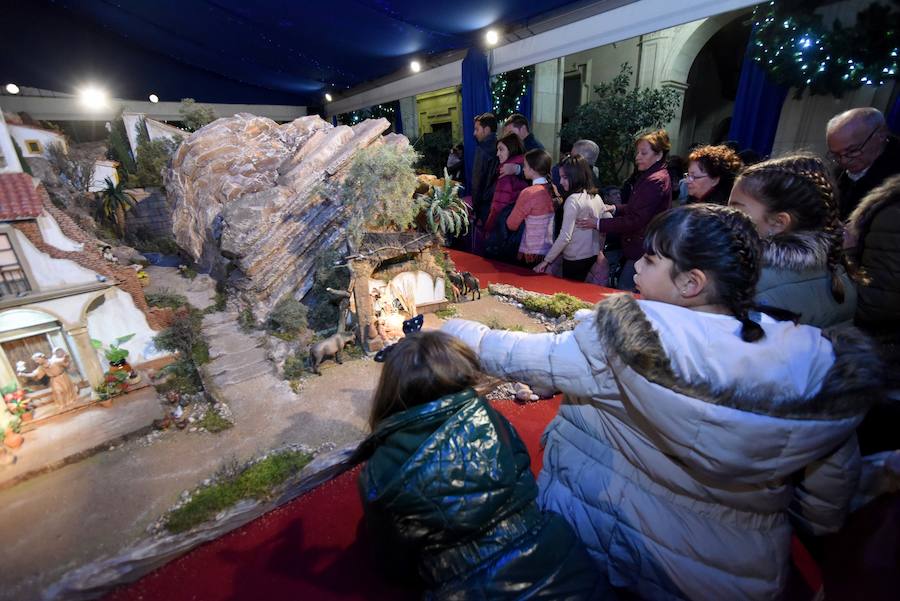 La coral Discantus pone la nota musical a su apertura, que este año es de estilo costumbrista y está ambientado en la ciudad y la huerta del siglo XIX