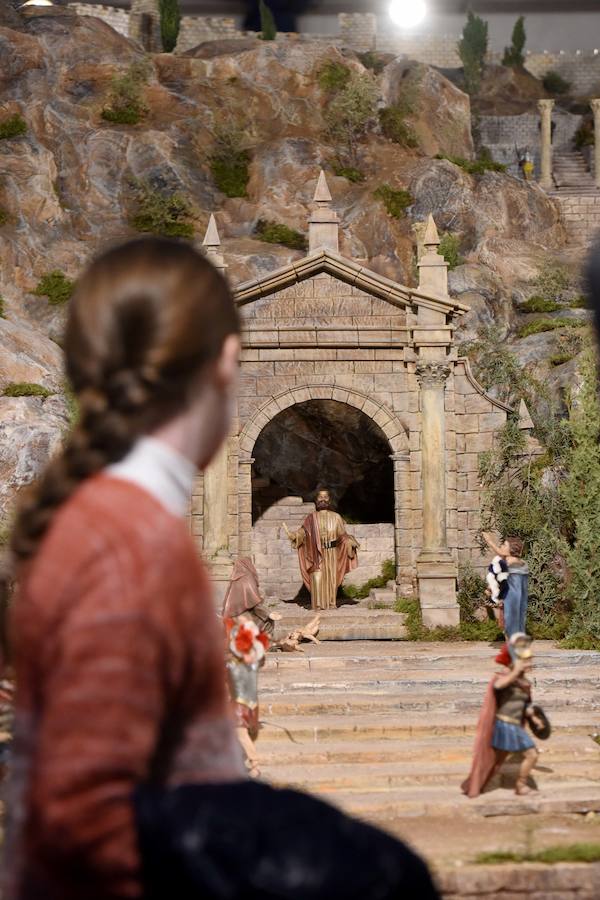 La coral Discantus pone la nota musical a su apertura, que este año es de estilo costumbrista y está ambientado en la ciudad y la huerta del siglo XIX