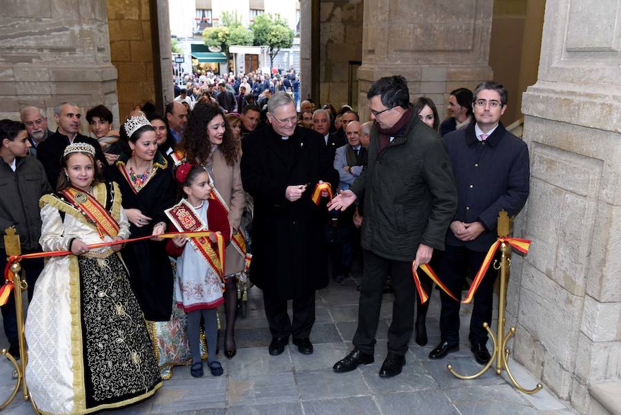 La coral Discantus pone la nota musical a su apertura, que este año es de estilo costumbrista y está ambientado en la ciudad y la huerta del siglo XIX