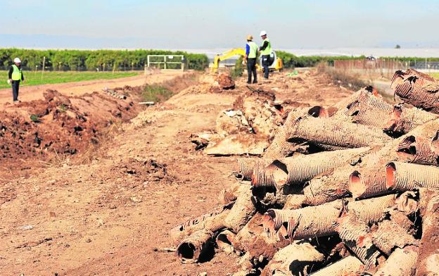 Los tubos para la salmuera desmantelados en el Campo de Cartagena por la empresa Tragsa.