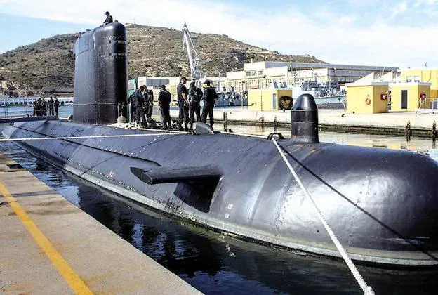 Militares de la Armada Española, sobre el submarino 'Galerna', en su base del Arsenal de Cartagena, en mayo de 2015.