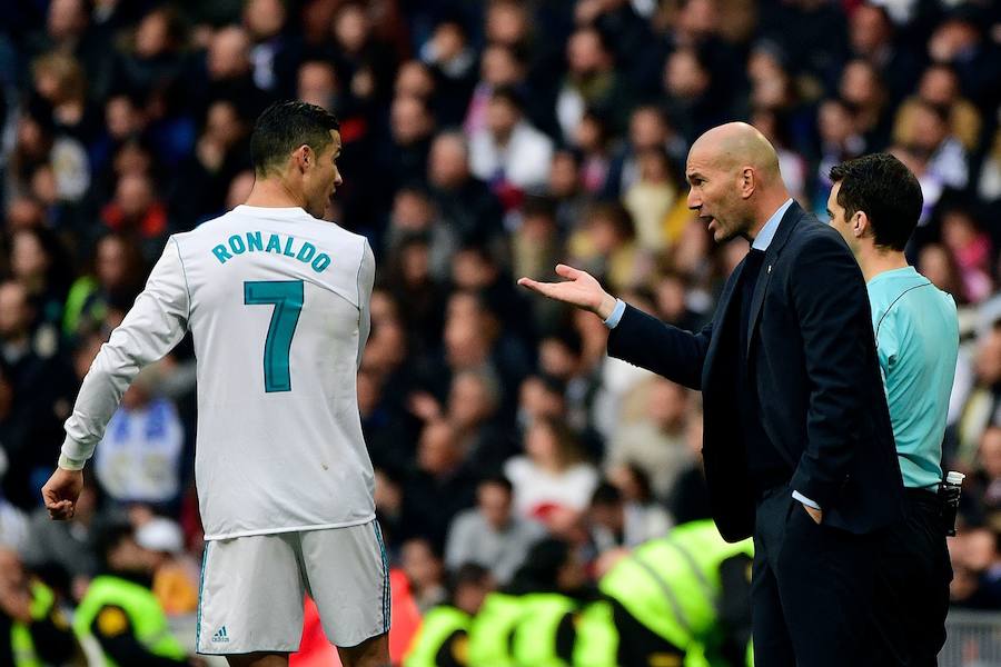 El Real Madrid golea al Sevilla por 5-0 en la primera parte del duelo correspondiente a la jornada 15. Nacho abrió la lata y Cristiano marcó un doblete. Kroos se sumó a la fiesta con un derechazo y Achraf anotó tras una carrera por banda derecha.