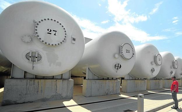 Un técnico observa los grandes depósitos de pretratamiento del agua de mar en la desaladora de Torrevieja.