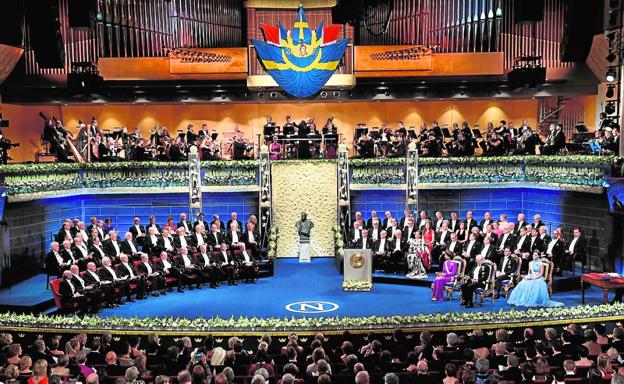 Momento de la ceremonia de entrega de los Premios Nobel en la Sala de Conciertos de Estocolmo.