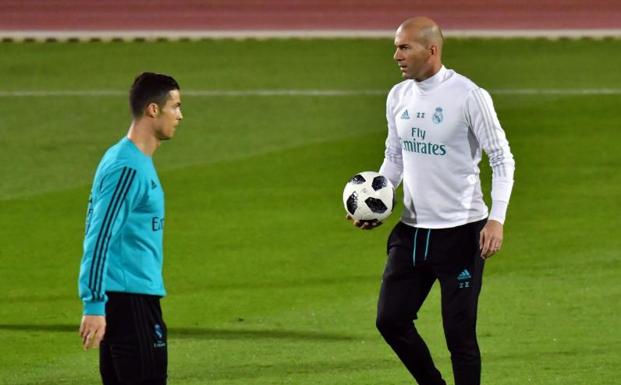 Cristiano Ronaldo y Zidane, durante la primera sesión en Abu Dabi. 