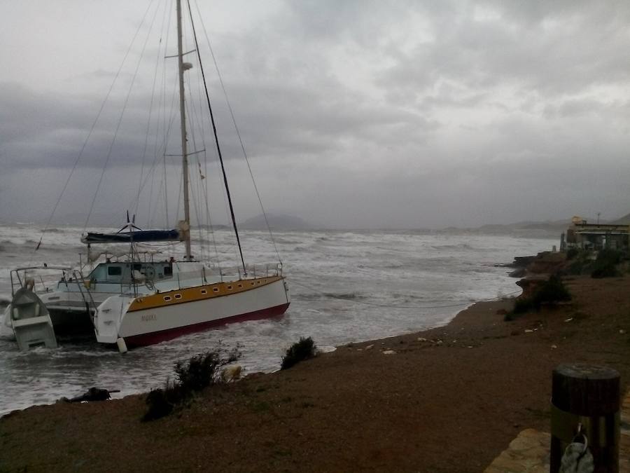 Un barco cerca de la orilla en La Azohía