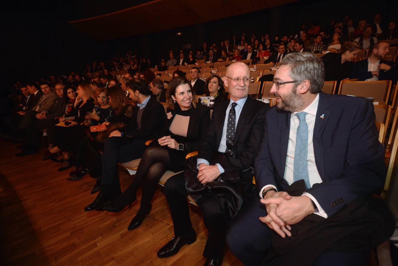 'La Verdad' reconoce a Cabaña Buenavista (que dirige Pablo González Conejero, con dos estrellas Michelin), Jesús López Blázquez (jefe de sala de Cabaña Buenavista), La Pequeña Taberna (que lidera Francisco Miguel López), Juan Antonio García (jefe de cocina del restaurante El Churra), Local de Ensayo (el restaurante revelación dirigido por el chef David López Carreño) y el maestro Raimundo González Frutos, premiado en reconocimiento a toda una vida, quien no pudo asistir al evento y cuyo premio recogió Adolfo Fernández