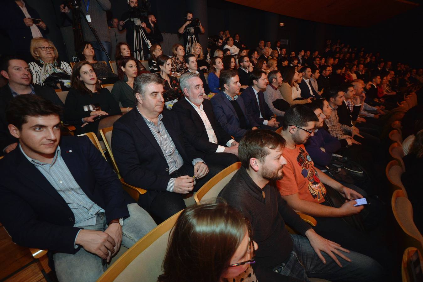 'La Verdad' reconoce a Cabaña Buenavista (que dirige Pablo González Conejero, con dos estrellas Michelin), Jesús López Blázquez (jefe de sala de Cabaña Buenavista), La Pequeña Taberna (que lidera Francisco Miguel López), Juan Antonio García (jefe de cocina del restaurante El Churra), Local de Ensayo (el restaurante revelación dirigido por el chef David López Carreño) y el maestro Raimundo González Frutos, premiado en reconocimiento a toda una vida, quien no pudo asistir al evento y cuyo premio recogió Adolfo Fernández