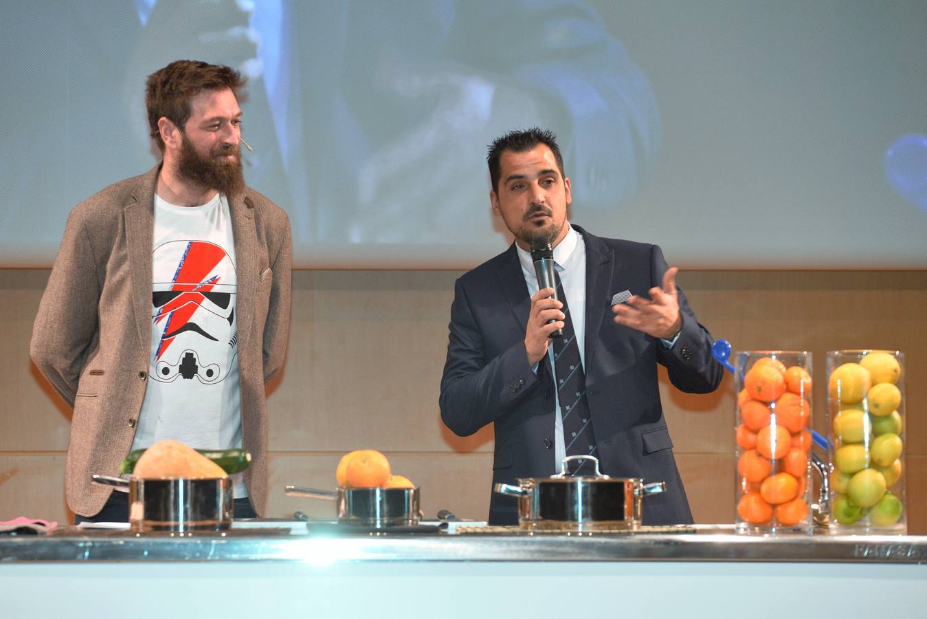 'La Verdad' reconoce a Cabaña Buenavista (que dirige Pablo González Conejero, con dos estrellas Michelin), Jesús López Blázquez (jefe de sala de Cabaña Buenavista), La Pequeña Taberna (que lidera Francisco Miguel López), Juan Antonio García (jefe de cocina del restaurante El Churra), Local de Ensayo (el restaurante revelación dirigido por el chef David López Carreño) y el maestro Raimundo González Frutos, premiado en reconocimiento a toda una vida, quien no pudo asistir al evento y cuyo premio recogió Adolfo Fernández