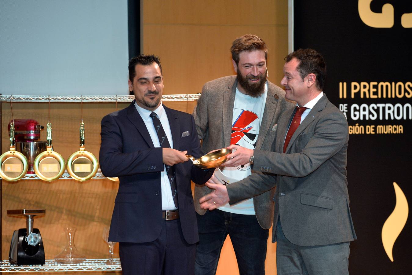 'La Verdad' reconoce a Cabaña Buenavista (que dirige Pablo González Conejero, con dos estrellas Michelin), Jesús López Blázquez (jefe de sala de Cabaña Buenavista), La Pequeña Taberna (que lidera Francisco Miguel López), Juan Antonio García (jefe de cocina del restaurante El Churra), Local de Ensayo (el restaurante revelación dirigido por el chef David López Carreño) y el maestro Raimundo González Frutos, premiado en reconocimiento a toda una vida, quien no pudo asistir al evento y cuyo premio recogió Adolfo Fernández