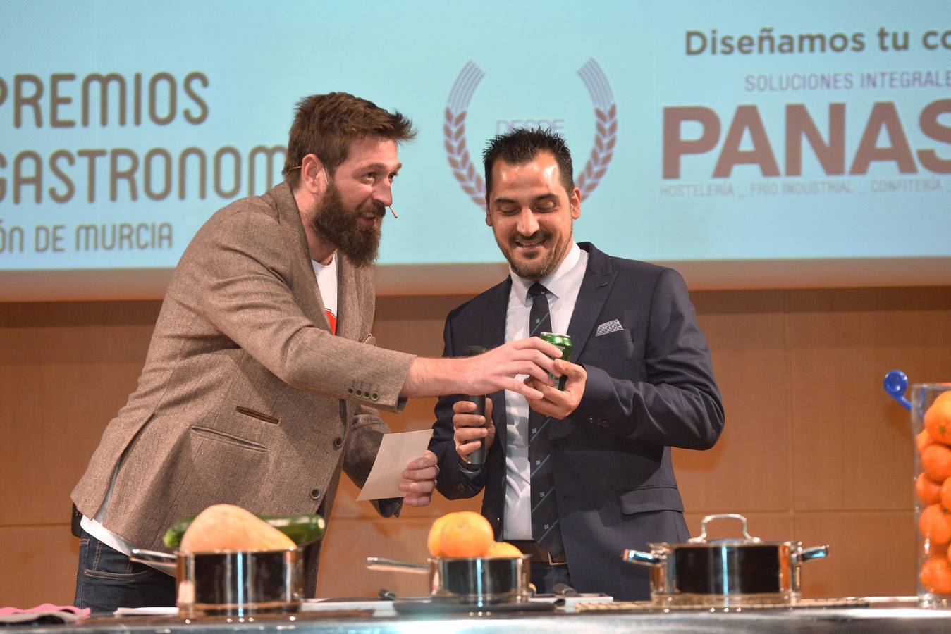 'La Verdad' reconoce a Cabaña Buenavista (que dirige Pablo González Conejero, con dos estrellas Michelin), Jesús López Blázquez (jefe de sala de Cabaña Buenavista), La Pequeña Taberna (que lidera Francisco Miguel López), Juan Antonio García (jefe de cocina del restaurante El Churra), Local de Ensayo (el restaurante revelación dirigido por el chef David López Carreño) y el maestro Raimundo González Frutos, premiado en reconocimiento a toda una vida, quien no pudo asistir al evento y cuyo premio recogió Adolfo Fernández