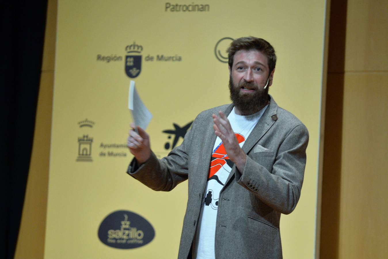 'La Verdad' reconoce a Cabaña Buenavista (que dirige Pablo González Conejero, con dos estrellas Michelin), Jesús López Blázquez (jefe de sala de Cabaña Buenavista), La Pequeña Taberna (que lidera Francisco Miguel López), Juan Antonio García (jefe de cocina del restaurante El Churra), Local de Ensayo (el restaurante revelación dirigido por el chef David López Carreño) y el maestro Raimundo González Frutos, premiado en reconocimiento a toda una vida, quien no pudo asistir al evento y cuyo premio recogió Adolfo Fernández