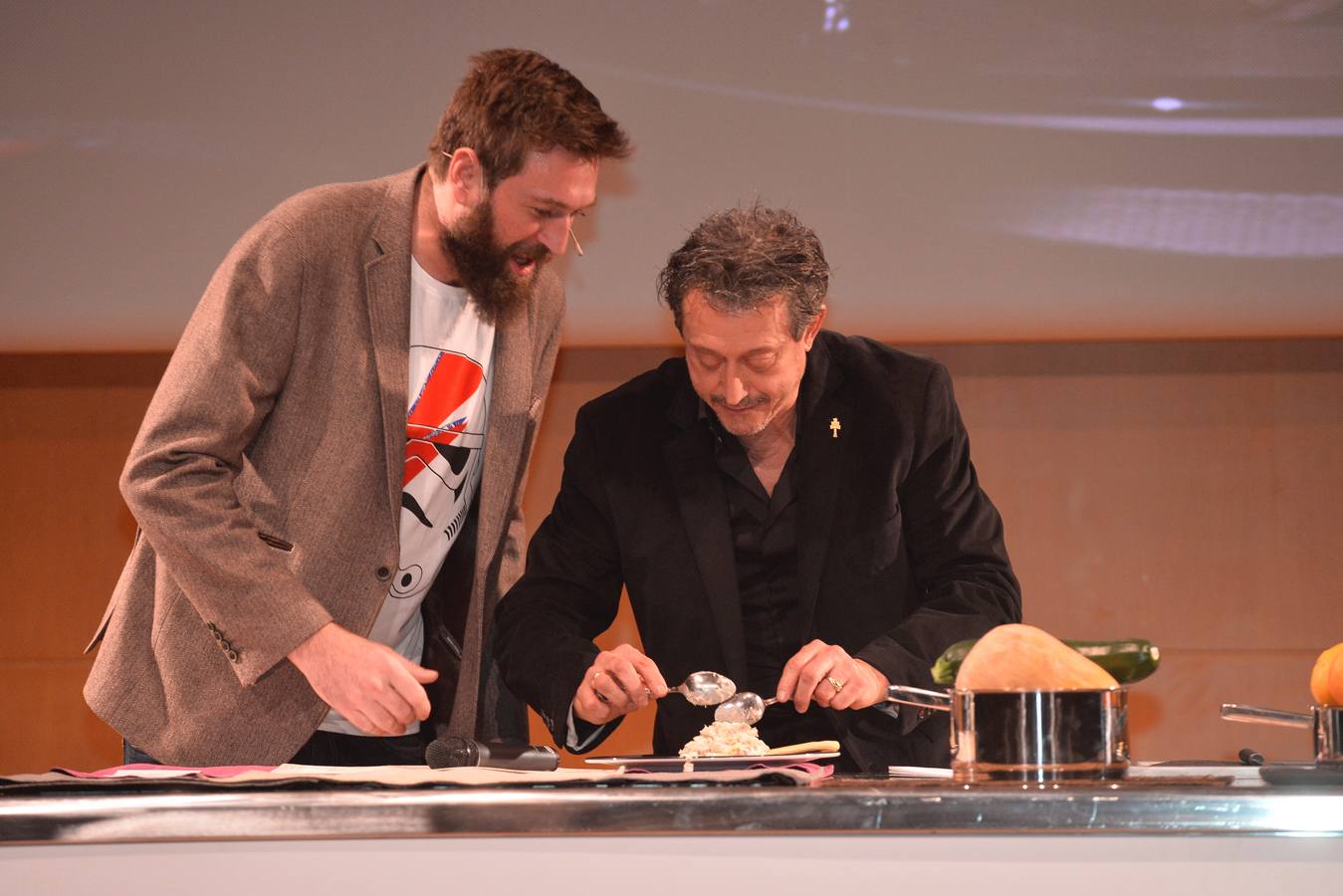 'La Verdad' reconoce a Cabaña Buenavista (que dirige Pablo González Conejero, con dos estrellas Michelin), Jesús López Blázquez (jefe de sala de Cabaña Buenavista), La Pequeña Taberna (que lidera Francisco Miguel López), Juan Antonio García (jefe de cocina del restaurante El Churra), Local de Ensayo (el restaurante revelación dirigido por el chef David López Carreño) y el maestro Raimundo González Frutos, premiado en reconocimiento a toda una vida, quien no pudo asistir al evento y cuyo premio recogió Adolfo Fernández