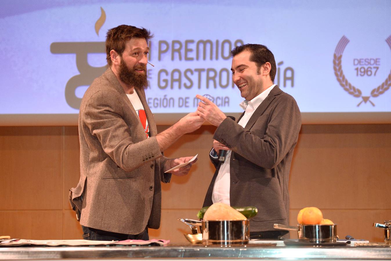 'La Verdad' reconoce a Cabaña Buenavista (que dirige Pablo González Conejero, con dos estrellas Michelin), Jesús López Blázquez (jefe de sala de Cabaña Buenavista), La Pequeña Taberna (que lidera Francisco Miguel López), Juan Antonio García (jefe de cocina del restaurante El Churra), Local de Ensayo (el restaurante revelación dirigido por el chef David López Carreño) y el maestro Raimundo González Frutos, premiado en reconocimiento a toda una vida, quien no pudo asistir al evento y cuyo premio recogió Adolfo Fernández