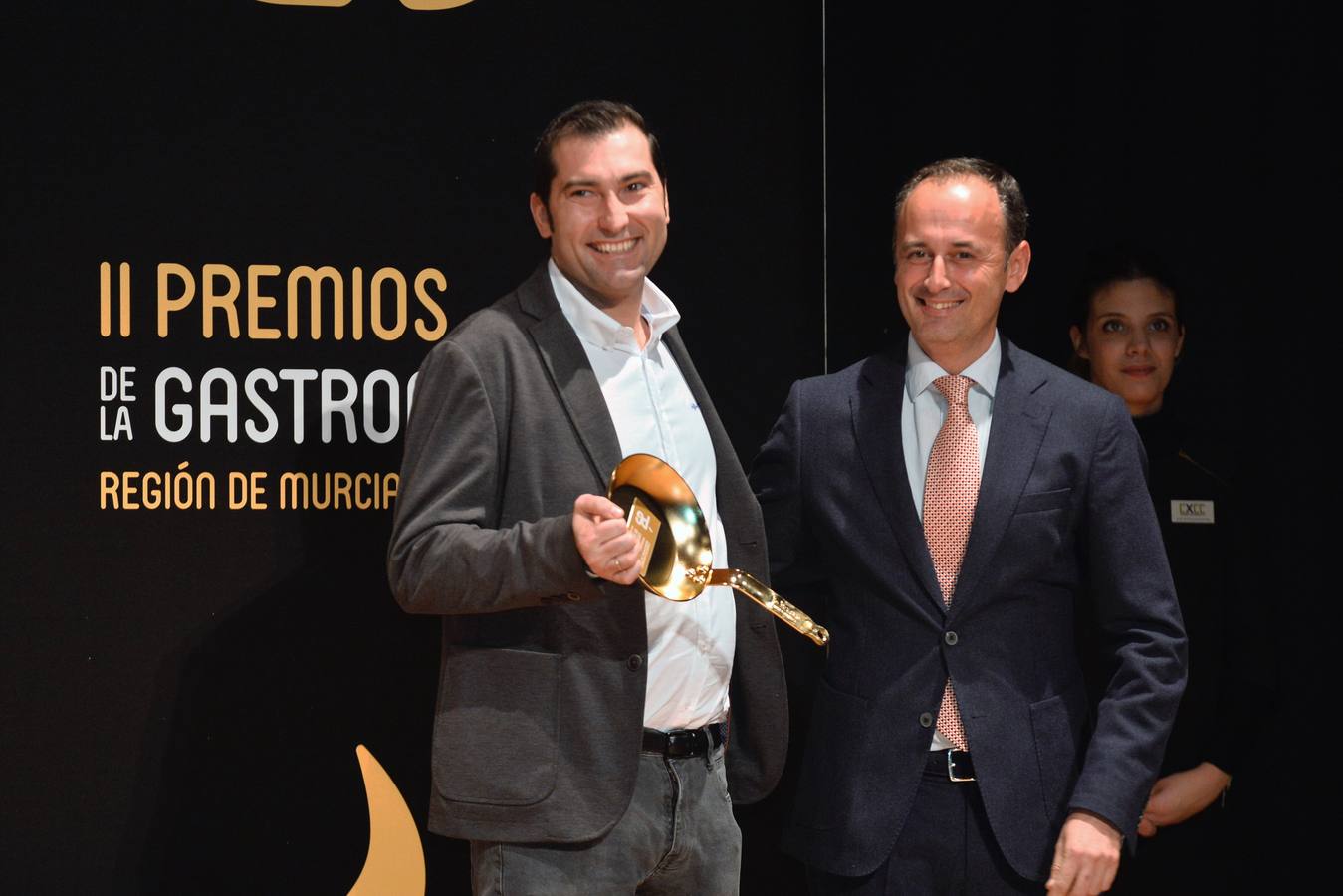 'La Verdad' reconoce a Cabaña Buenavista (que dirige Pablo González Conejero, con dos estrellas Michelin), Jesús López Blázquez (jefe de sala de Cabaña Buenavista), La Pequeña Taberna (que lidera Francisco Miguel López), Juan Antonio García (jefe de cocina del restaurante El Churra), Local de Ensayo (el restaurante revelación dirigido por el chef David López Carreño) y el maestro Raimundo González Frutos, premiado en reconocimiento a toda una vida, quien no pudo asistir al evento y cuyo premio recogió Adolfo Fernández