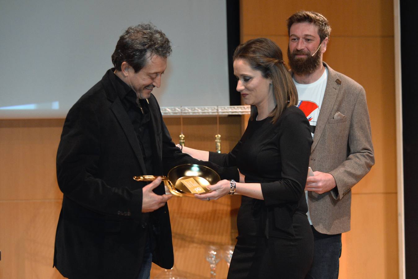 'La Verdad' reconoce a Cabaña Buenavista (que dirige Pablo González Conejero, con dos estrellas Michelin), Jesús López Blázquez (jefe de sala de Cabaña Buenavista), La Pequeña Taberna (que lidera Francisco Miguel López), Juan Antonio García (jefe de cocina del restaurante El Churra), Local de Ensayo (el restaurante revelación dirigido por el chef David López Carreño) y el maestro Raimundo González Frutos, premiado en reconocimiento a toda una vida, quien no pudo asistir al evento y cuyo premio recogió Adolfo Fernández