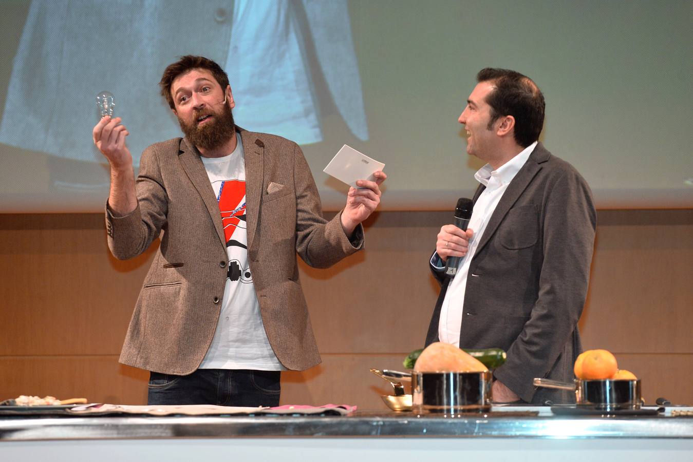 'La Verdad' reconoce a Cabaña Buenavista (que dirige Pablo González Conejero, con dos estrellas Michelin), Jesús López Blázquez (jefe de sala de Cabaña Buenavista), La Pequeña Taberna (que lidera Francisco Miguel López), Juan Antonio García (jefe de cocina del restaurante El Churra), Local de Ensayo (el restaurante revelación dirigido por el chef David López Carreño) y el maestro Raimundo González Frutos, premiado en reconocimiento a toda una vida, quien no pudo asistir al evento y cuyo premio recogió Adolfo Fernández