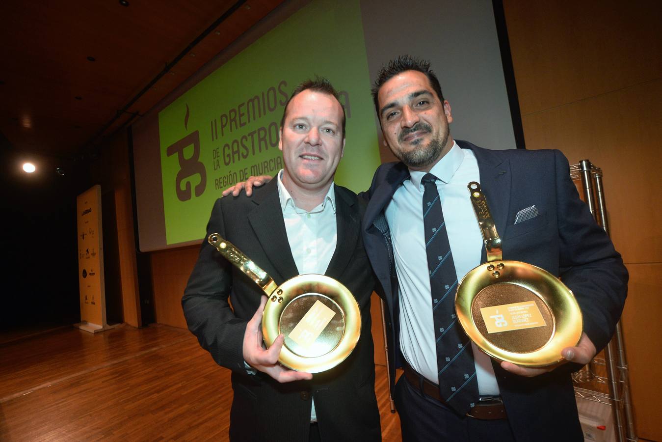 'La Verdad' reconoce a Cabaña Buenavista (que dirige Pablo González Conejero, con dos estrellas Michelin), Jesús López Blázquez (jefe de sala de Cabaña Buenavista), La Pequeña Taberna (que lidera Francisco Miguel López), Juan Antonio García (jefe de cocina del restaurante El Churra), Local de Ensayo (el restaurante revelación dirigido por el chef David López Carreño) y el maestro Raimundo González Frutos, premiado en reconocimiento a toda una vida, quien no pudo asistir al evento y cuyo premio recogió Adolfo Fernández