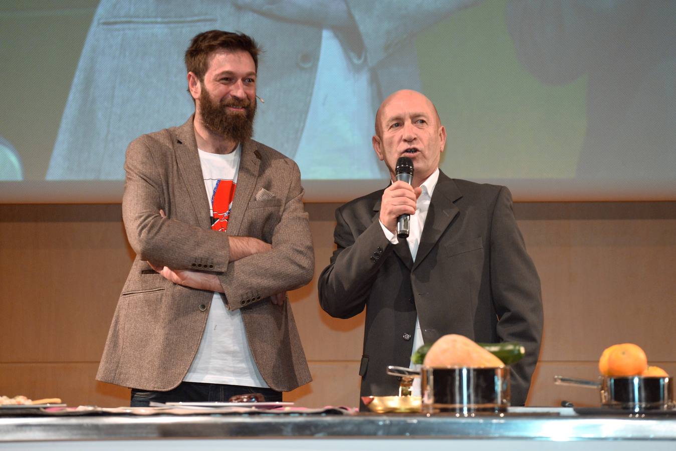 'La Verdad' reconoce a Cabaña Buenavista (que dirige Pablo González Conejero, con dos estrellas Michelin), Jesús López Blázquez (jefe de sala de Cabaña Buenavista), La Pequeña Taberna (que lidera Francisco Miguel López), Juan Antonio García (jefe de cocina del restaurante El Churra), Local de Ensayo (el restaurante revelación dirigido por el chef David López Carreño) y el maestro Raimundo González Frutos, premiado en reconocimiento a toda una vida, quien no pudo asistir al evento y cuyo premio recogió Adolfo Fernández