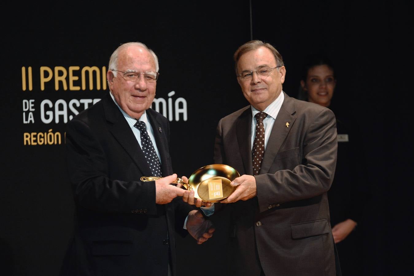 'La Verdad' reconoce a Cabaña Buenavista (que dirige Pablo González Conejero, con dos estrellas Michelin), Jesús López Blázquez (jefe de sala de Cabaña Buenavista), La Pequeña Taberna (que lidera Francisco Miguel López), Juan Antonio García (jefe de cocina del restaurante El Churra), Local de Ensayo (el restaurante revelación dirigido por el chef David López Carreño) y el maestro Raimundo González Frutos, premiado en reconocimiento a toda una vida, quien no pudo asistir al evento y cuyo premio recogió Adolfo Fernández