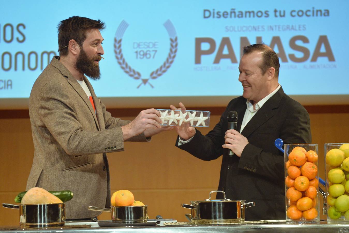 'La Verdad' reconoce a Cabaña Buenavista (que dirige Pablo González Conejero, con dos estrellas Michelin), Jesús López Blázquez (jefe de sala de Cabaña Buenavista), La Pequeña Taberna (que lidera Francisco Miguel López), Juan Antonio García (jefe de cocina del restaurante El Churra), Local de Ensayo (el restaurante revelación dirigido por el chef David López Carreño) y el maestro Raimundo González Frutos, premiado en reconocimiento a toda una vida, quien no pudo asistir al evento y cuyo premio recogió Adolfo Fernández
