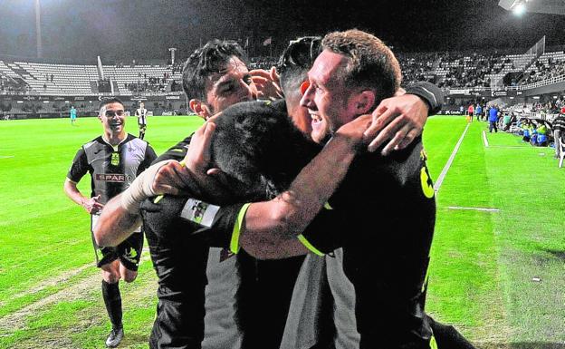 Los jugadores del Cartagena celebran el gol de Aketxe en la zona más castigada del terreno de juego del Cartagonova, el pasado domingo en el partido ante el Linense.