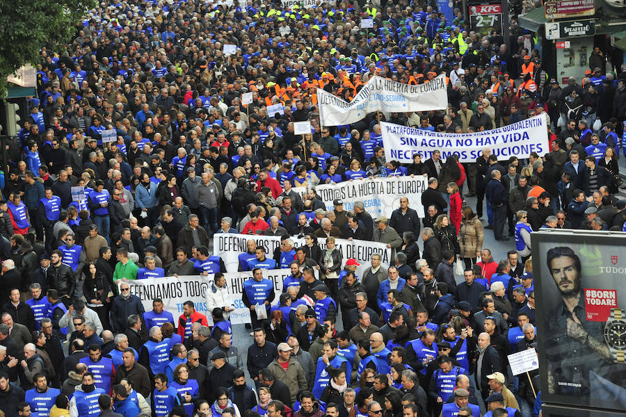 Los regantes protagonizaron este miércoles una masiva protesta que contó con el apoyo de los cuatro partidos políticos con representación parlamentaria -PP, PSOE, Podemos y Ciudadanos- en la concentración frente a la sede de la Confederación Hidrográfica del Segura y la posterior manifestación por la Gran Vía de Murcia hasta la Delegación del Gobierno.