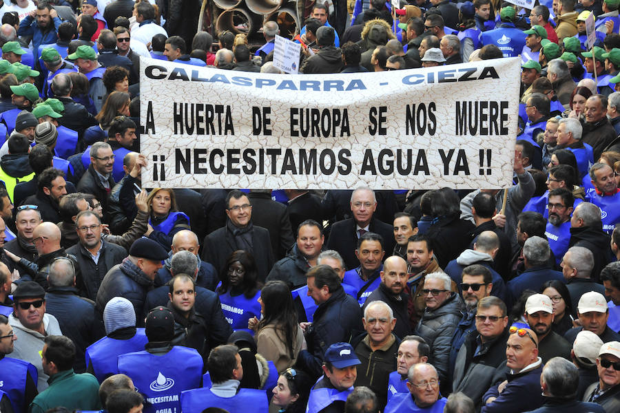 Los regantes protagonizaron este miércoles una masiva protesta que contó con el apoyo de los cuatro partidos políticos con representación parlamentaria -PP, PSOE, Podemos y Ciudadanos- en la concentración frente a la sede de la Confederación Hidrográfica del Segura y la posterior manifestación por la Gran Vía de Murcia hasta la Delegación del Gobierno.