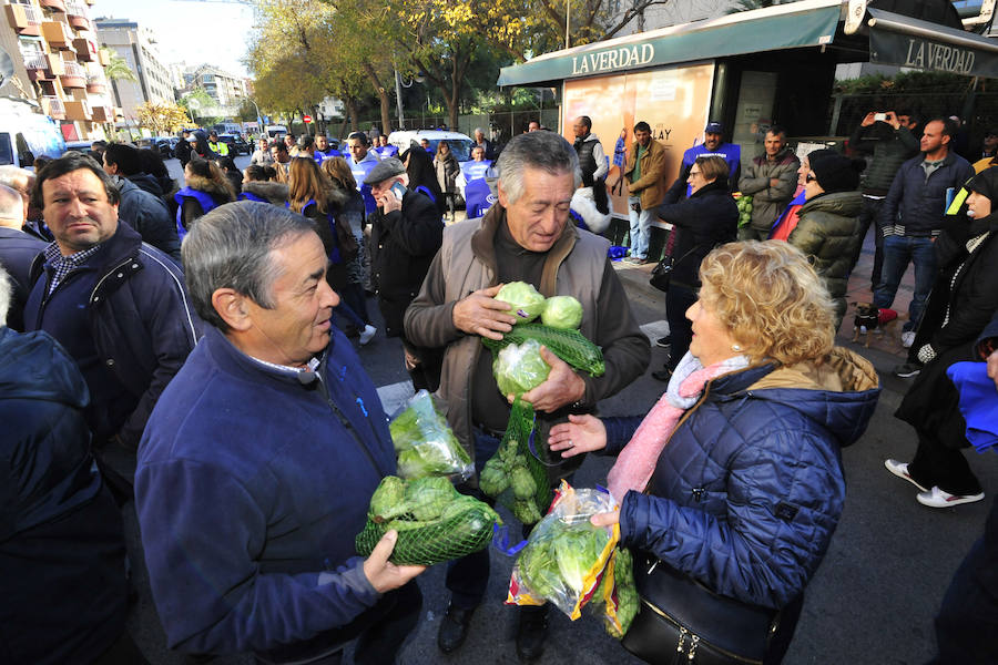 Los regantes protagonizaron este miércoles una masiva protesta que contó con el apoyo de los cuatro partidos políticos con representación parlamentaria -PP, PSOE, Podemos y Ciudadanos- en la concentración frente a la sede de la Confederación Hidrográfica del Segura y la posterior manifestación por la Gran Vía de Murcia hasta la Delegación del Gobierno.