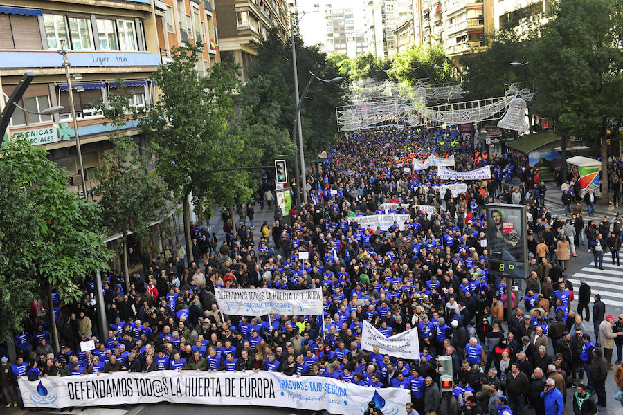 Los regantes protagonizaron este miércoles una masiva protesta que contó con el apoyo de los cuatro partidos políticos con representación parlamentaria -PP, PSOE, Podemos y Ciudadanos- en la concentración frente a la sede de la Confederación Hidrográfica del Segura y la posterior manifestación por la Gran Vía de Murcia hasta la Delegación del Gobierno.