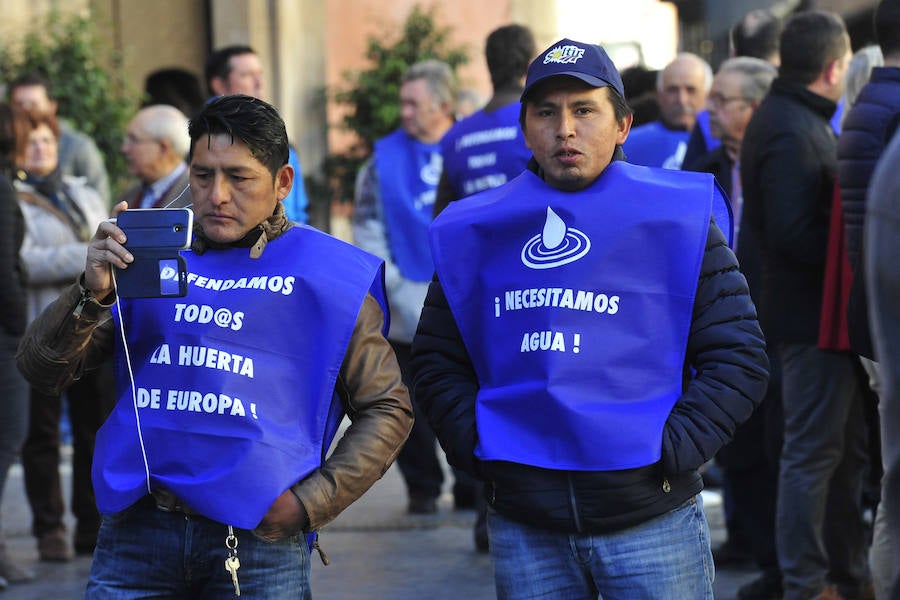 Los regantes protagonizaron este miércoles una masiva protesta que contó con el apoyo de los cuatro partidos políticos con representación parlamentaria -PP, PSOE, Podemos y Ciudadanos- en la concentración frente a la sede de la Confederación Hidrográfica del Segura y la posterior manifestación por la Gran Vía de Murcia hasta la Delegación del Gobierno.