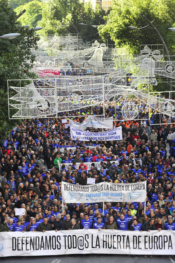 Los regantes protagonizaron este miércoles una masiva protesta que contó con el apoyo de los cuatro partidos políticos con representación parlamentaria -PP, PSOE, Podemos y Ciudadanos- en la concentración frente a la sede de la Confederación Hidrográfica del Segura y la posterior manifestación por la Gran Vía de Murcia hasta la Delegación del Gobierno.