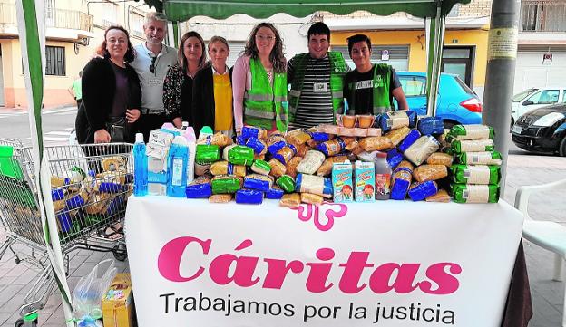 Voluntarios de Cáritas Interparroquial en una campaña de recogida de alimentos en Yecla.