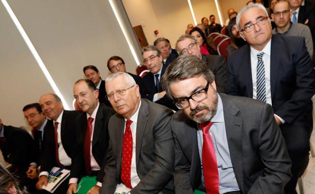 Miembros de Agrupal, ayer, durante la asamblea general en el hotel Siete Coronas.