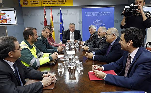 Reunión del sector del transporte y el delegado del Gobierno. 