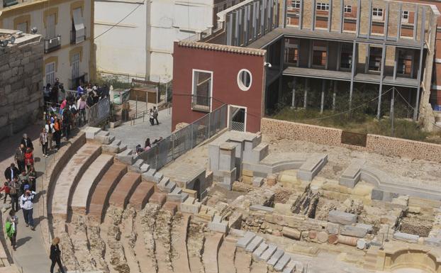 El Teatro Romano, con la zona del pórtico al fondo a la derecha, en una imagen de archivo. 