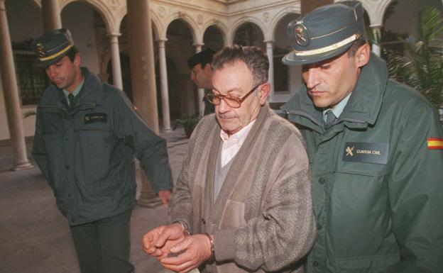 José Parejo sale esposado de la sala donde se celebró el juicio con jurado, en diciembre de 1998.
