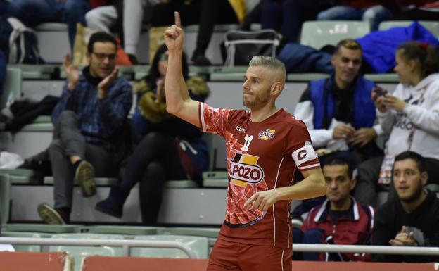 Miguelín celebra el gol que marcó ayer.