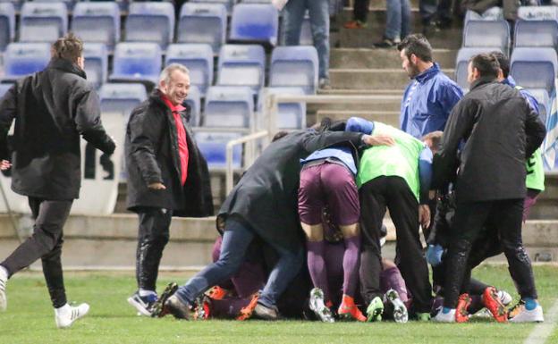 Los jugadores del Jumilla celebran el gol de la victoria en el Nuevo Colombino.