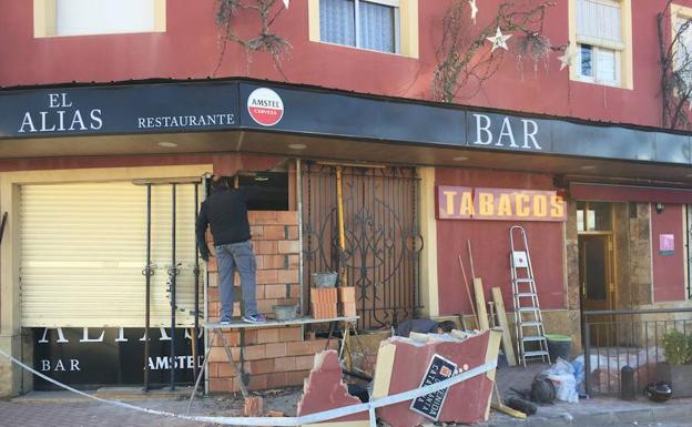 La fachada del Restaurante 'El Alias' tras el accidente sufrido durante la madrugada de este domingo.